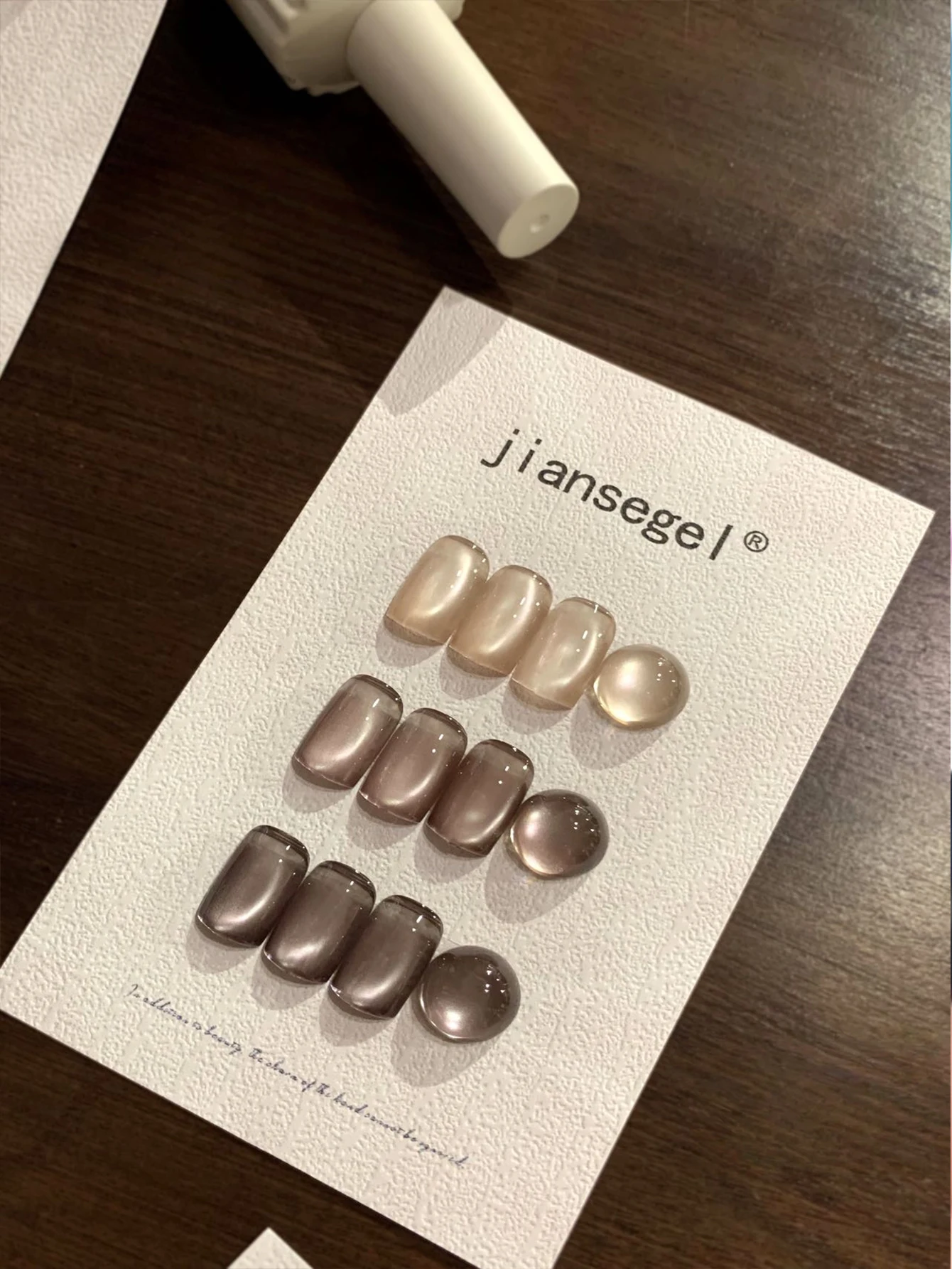 ยาทาเล็บเจลตาแมวสีเทา-น้ำตาล 12 ชิ้น ขนาด 15 มล. รวมถึงยาทาเล็บเจลแบบถอดออกได้ด้วยแสงยูวีและเบสโค้ท