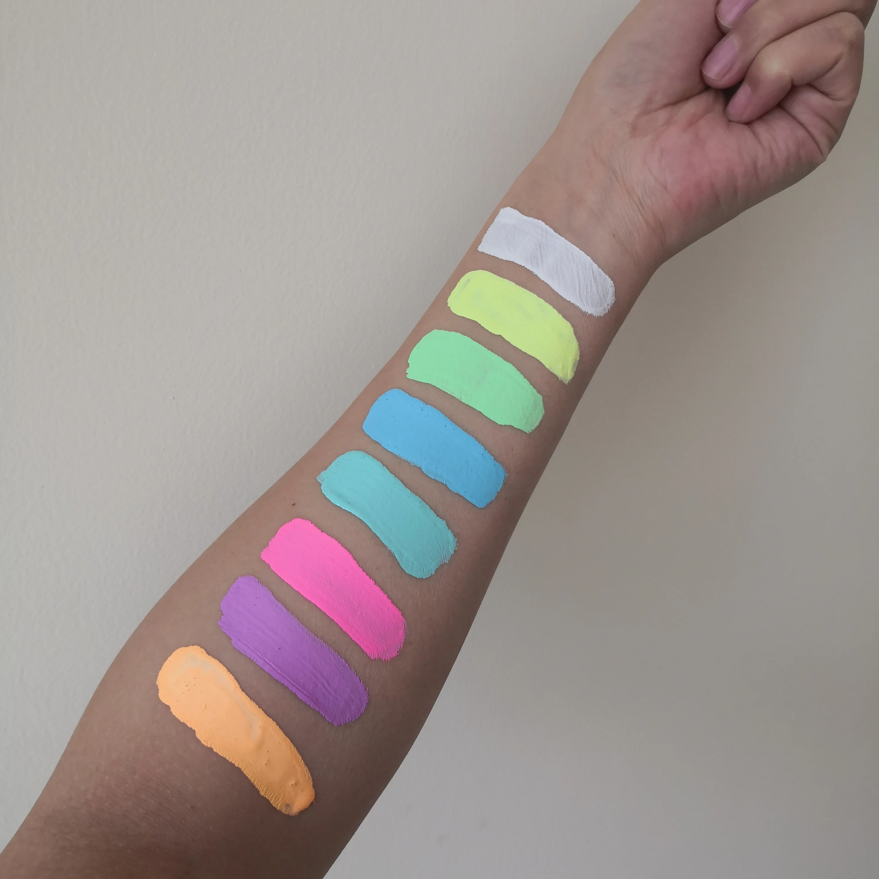 50g farba do twarzy Eyeliner na bazie wody nietoksyczny neonowy kolor UV na imprezy sportowe rodzinne spotkania festiwalowe tatuaże do ciała Painti