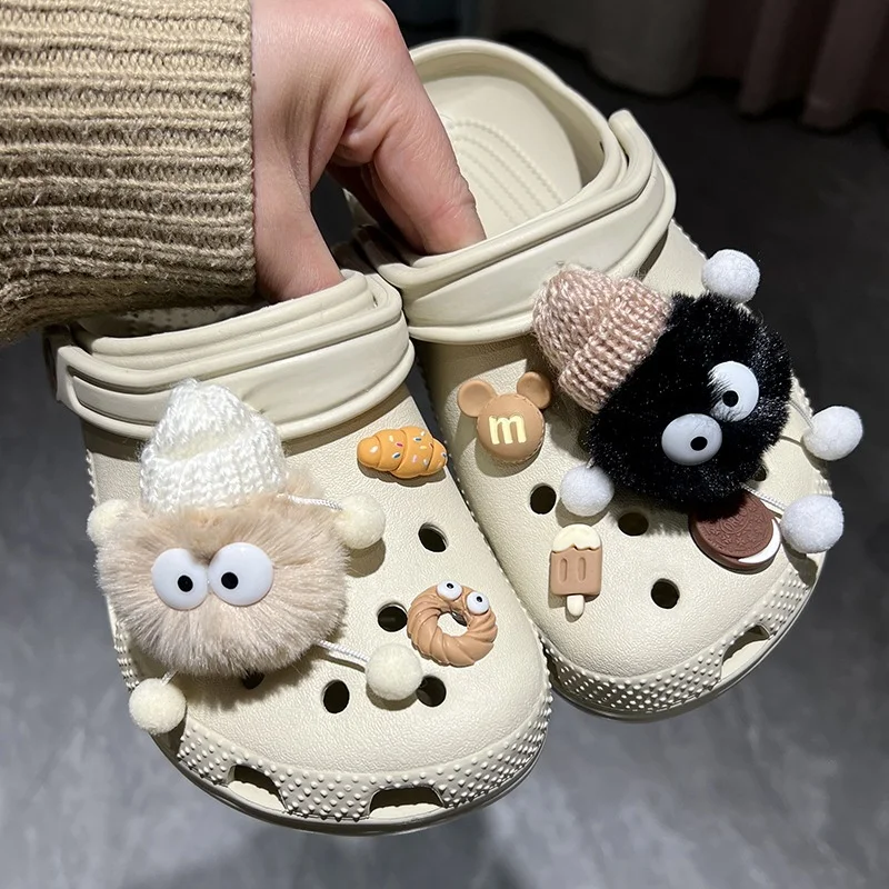 MINISO أفخم الكرة الأحذية السحر مجموعات شخصية لطيف مضحك DIY صندل و تسد الزينة دائم الأحذية سحر هدايا حفلة عيد الميلاد