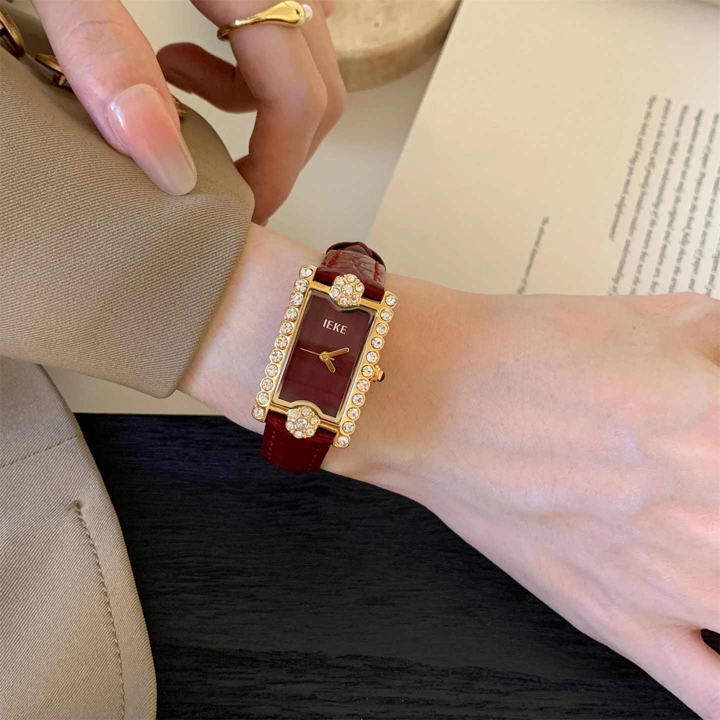 2026New وصول مستطيلة صغيرة زهرة ساعة ماسية المرأة خمر نمط أنيق وبسيط السيدات ساعة يد نسائية