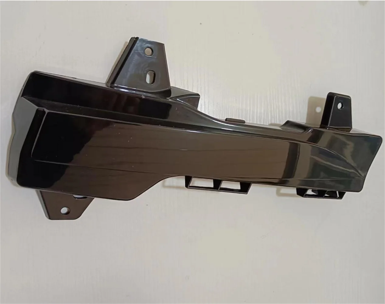 New applicable to Tesla Model 3 MODEL Y Aperture free fog lamp frame 1490022-00-A on the left and 1490023-00-A on the right