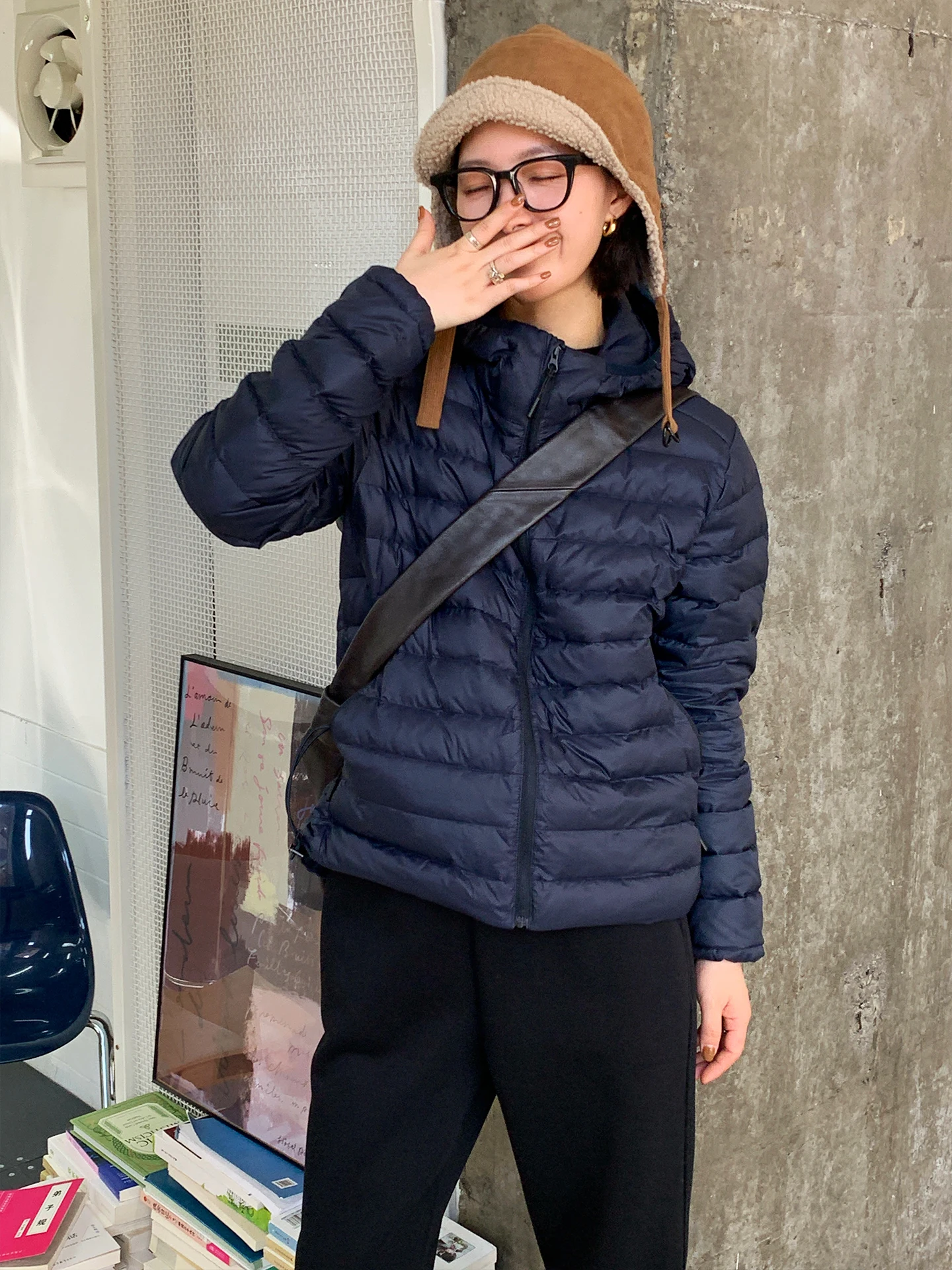 

Легкая женская укороченная куртка с капюшоном из гусиного пуха, новая зимняя модель 2025 года, прямой крой, нейлоновый материал, маленький размер Beibei