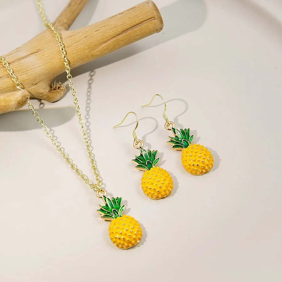 This Pineapple Earring and Necklace Set Is A Sweet and Charming Design That Goes with Any Style. The Exquisite Two-piece Set Allows You To Easily Create A Fresh Look and Is A Fashionable Item To Enhance Your Personal Charm.