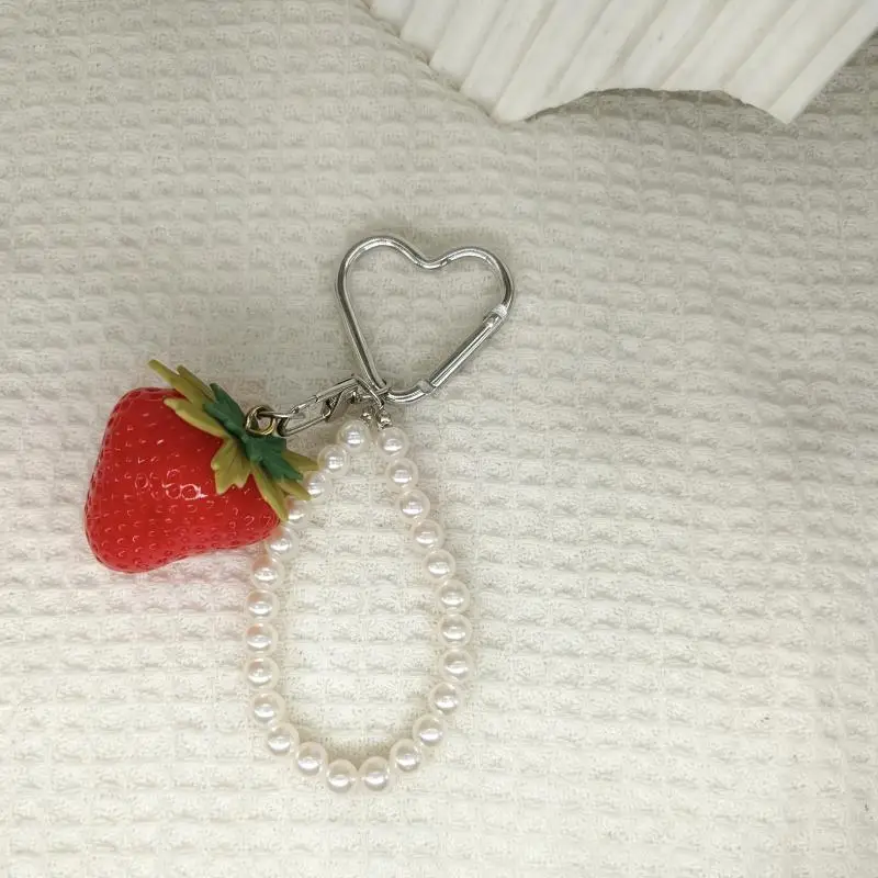 1 Stück Schlüsselanhänger/Taschenanhänger mit Herzverschluss, Erdbeere und Perle, Harz-Obst-Accessoire, kleines Geschenk – Detail 3