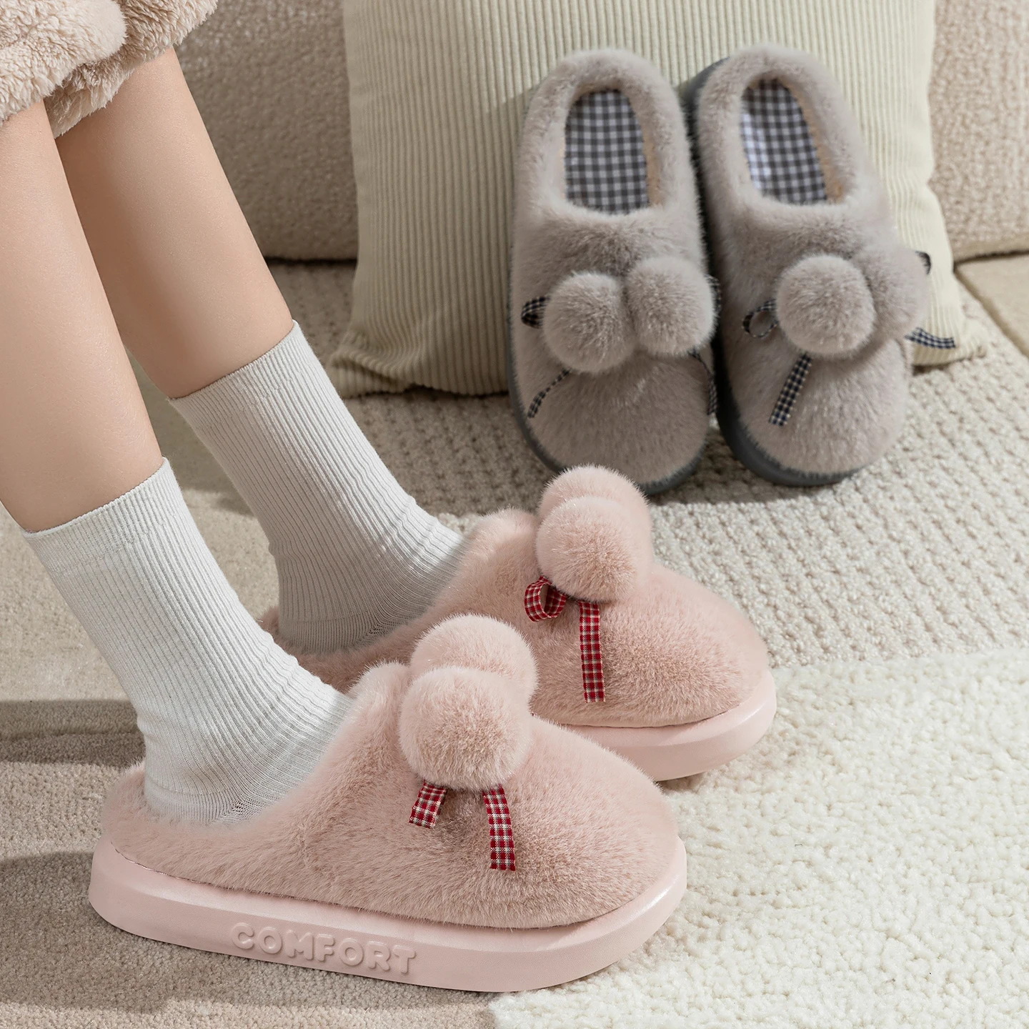 Niedliche Pom-Pom-Warme-Plüsch-Hausschuhe für Damen, Winter, dicke Sohle, Indoor-Hausschuhe, flauschiges Kunstfell, rutschfeste Baumwoll-Slipper für das Schlafzimmer. – Detail 10