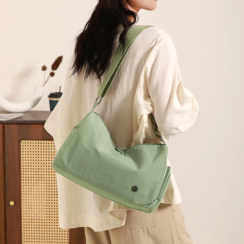 

2025 Новая модная женская сумка через плечо для путешествий на открытом воздухе, нейлоновая сумка через плечо в корейском стиле, женская однотонная повседневная дорожная сумка