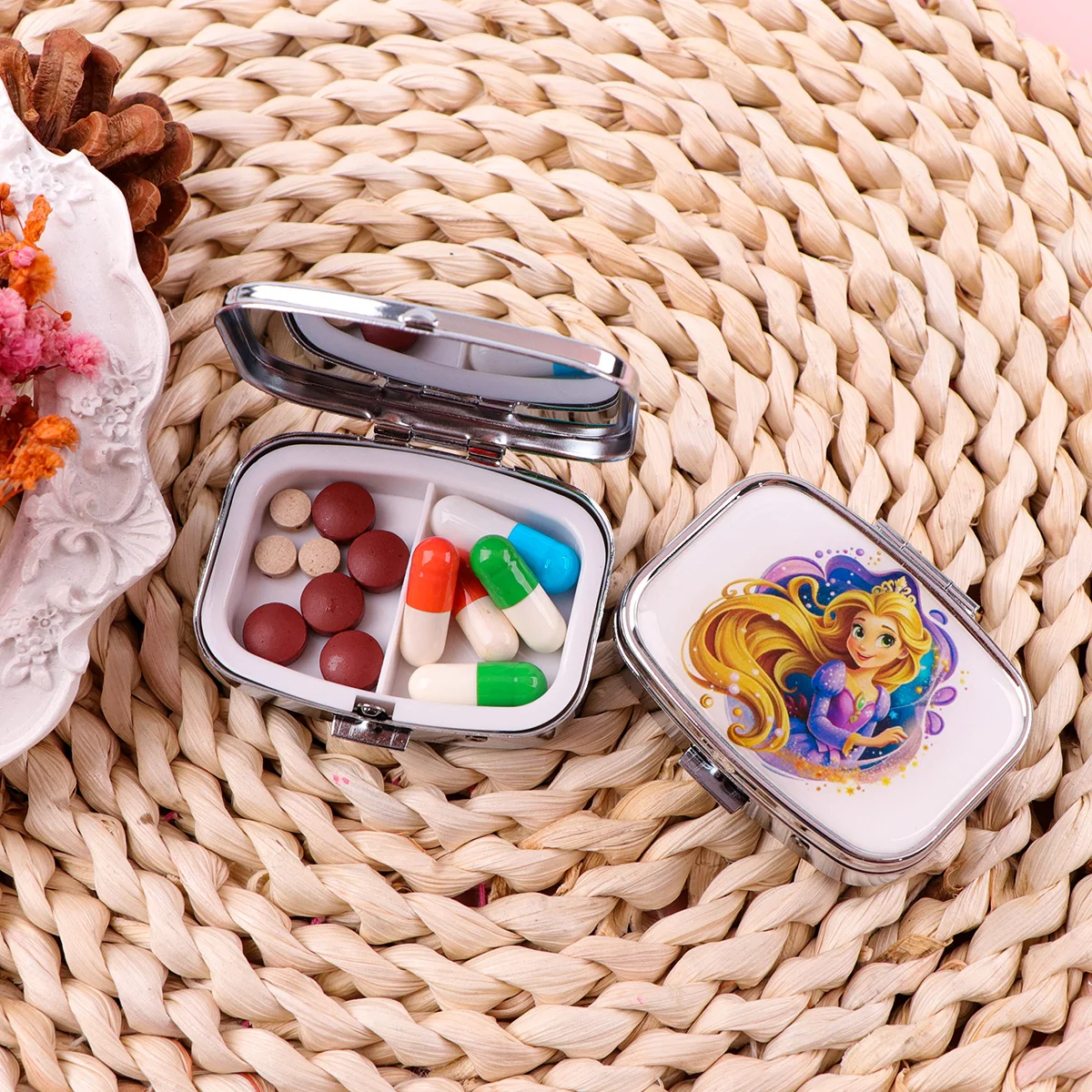 لطيف الكرتون سلسلة 2 مقصورات صندوق دواء معدني المحمولة السفر مزين مختومة منظم حبوب صغيرة تخزين الحاويات