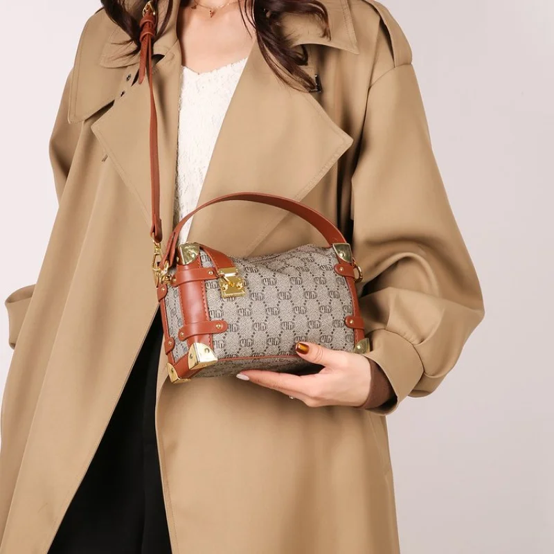 

Elegant Messenger Bag For Ladies Crafted From Premium Leather With Popular Design And Reinforced Straps