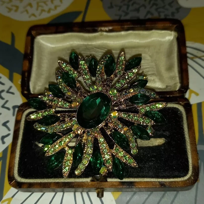 Luxury Women Men Sparkly Crystal Shining Badges Brooch Clssic Exquistie Middle Design Rhinestone Flower Pin Accessories For Lady