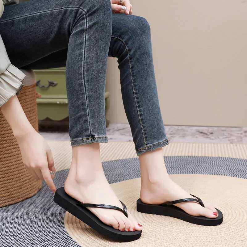 Letnie kapcie damskie Outdoor Light Weight Cool Shoes Ladies Flat-flop Black Non-slip Basic Home Sandals Zapatos Mujer