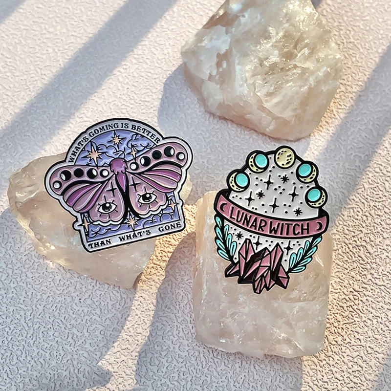 Phase mariposa esqueleto sombrero Pin solapa insignias Punk gótico regalo de joyería para niños amigos Bad Witch Club alfileres de esmalte personalizado luna