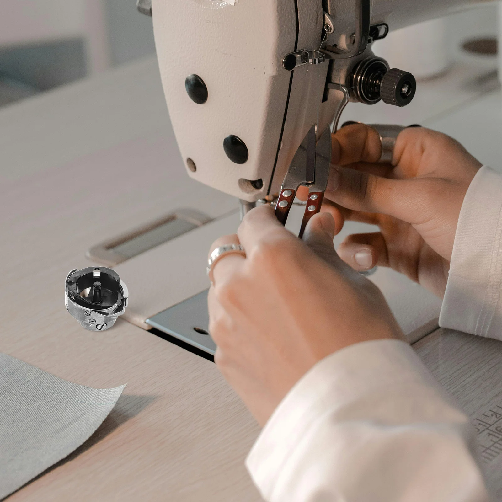 

Automatic Bobbin Winder Sewing Machine Computerized Design with 16 Built- Adjustable Stitch Length for Beginners and