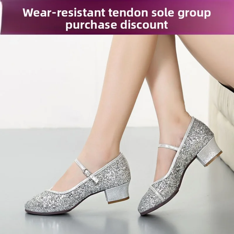 أحذية نسائية مربعة لاتينية جديدة للاستخدام الخارجي بنعل ناعم وكعب منخفض للفصول الأربعة أحذية رقص حديثة لقاعة الرقص