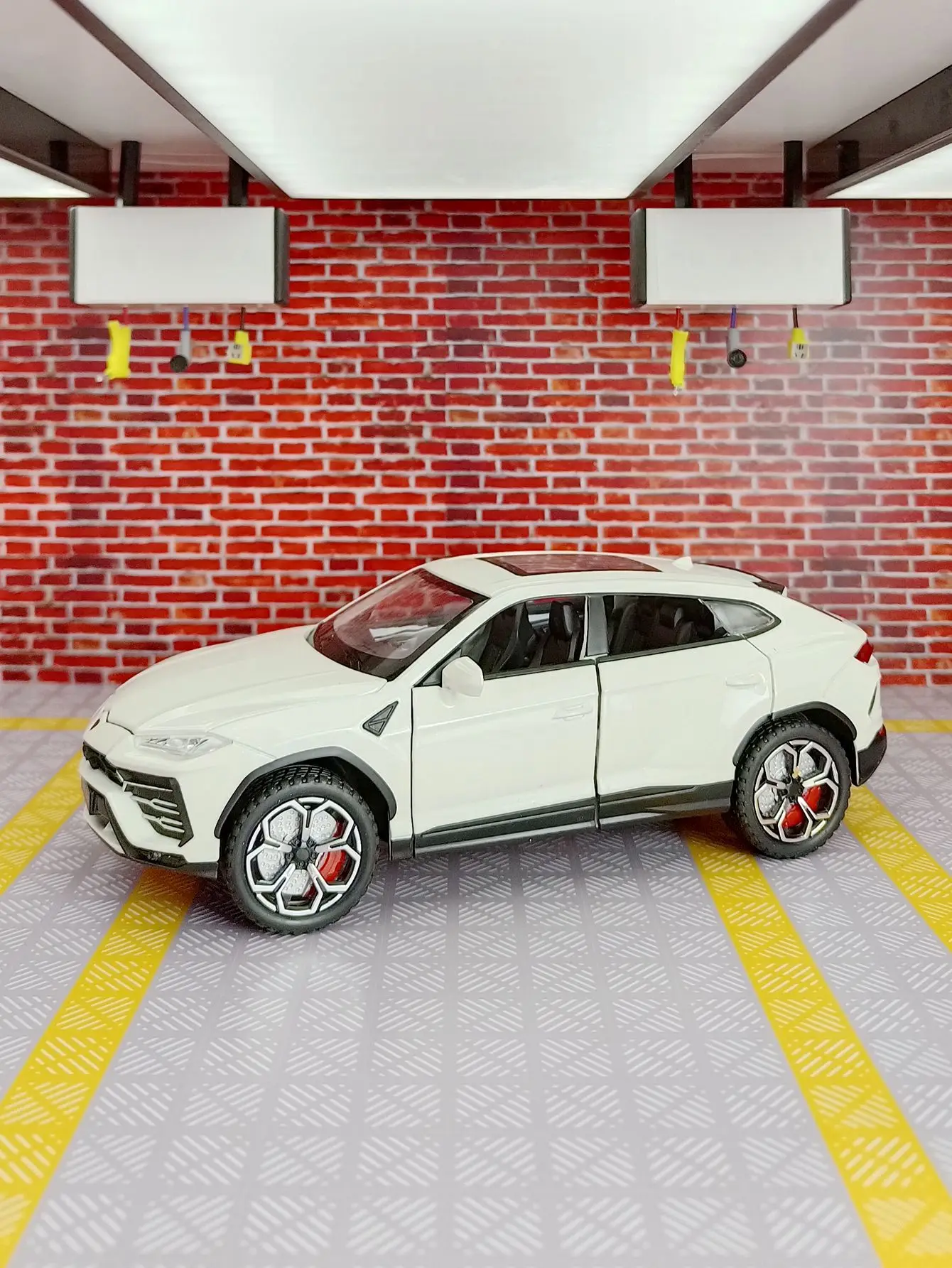 Simulação 1:24 modelo de carro em liga Lamborghini URUS, portas e capô do motor, porta-malas pode ser aberto com ornamentos de som e luz