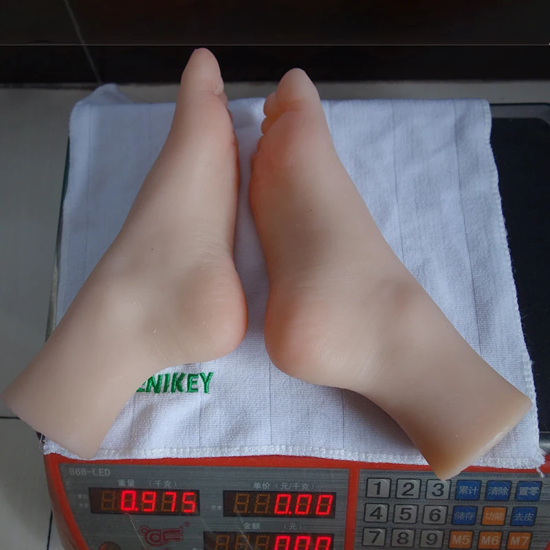 Female Silicone Foot Model Mannequin Made of Soft TPE Lifelike Skin Tones Professional Tool for Display Nail Art Beauty School