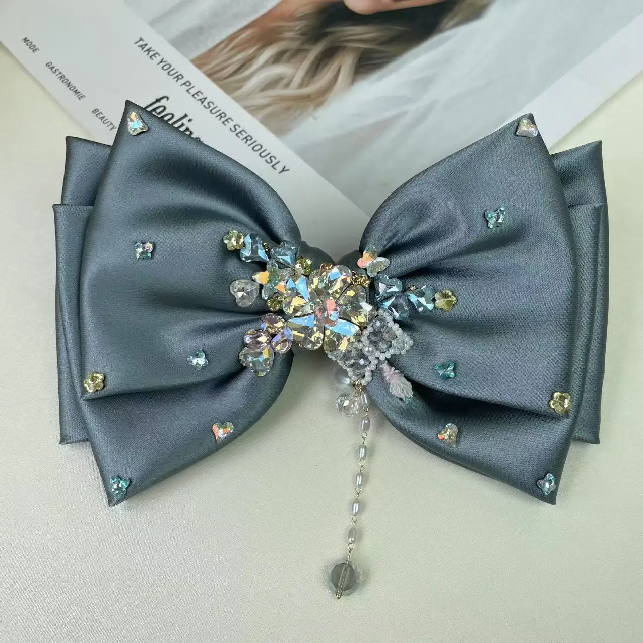 

Новый оригинальный дизайн пластин для тяжелой промышленности, трехслойный атласный бант с кисточками и бриллиантами, милый элегантный аксессуар для волос