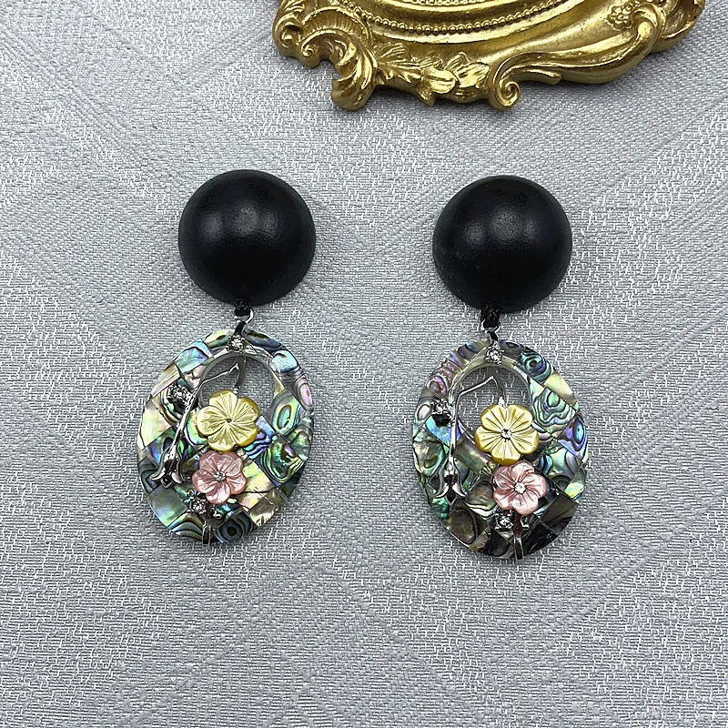 

2025 Autumn Winter Medieval Fashion Trend Natural Shell Pendant Little Flower Black Shell Inlaid Pendant Stud Earrings