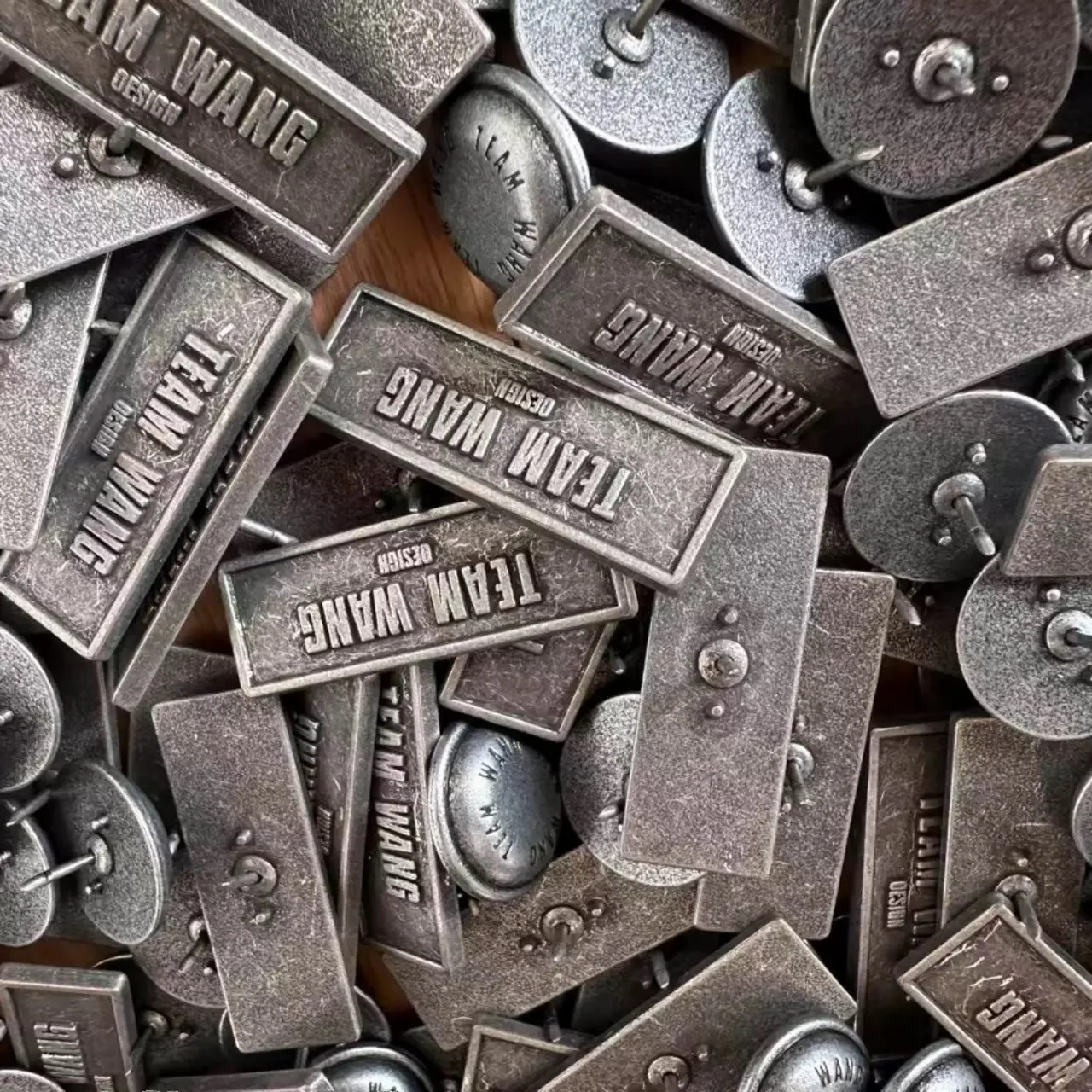 Kpop Мужская группа GOT7 Member Jackson Wang Брошь в одном стиле TEAM WANG Оригинальная одна же модель Старая брошь