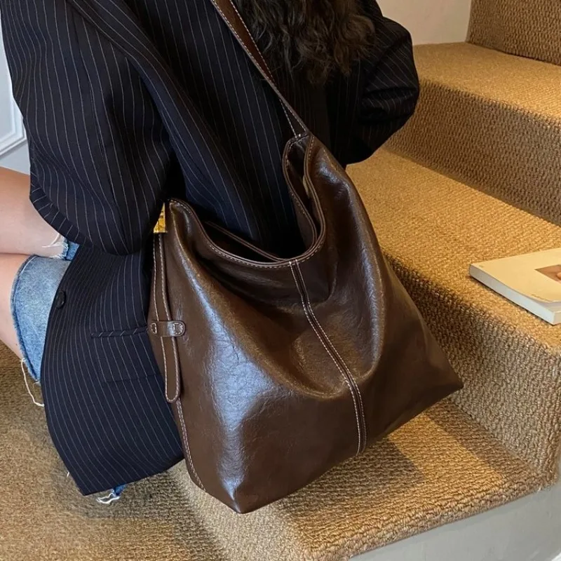 

Стильные повседневные люксовые сумки для подгузников для женщин, модная сумка через плечо, простая сумка-тоут из винтажной кожи с логотипом, лучшая модель