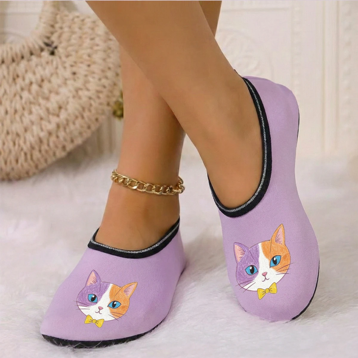 شبشب نسائي لطيف مطبوع عليه قطة من جلد الغزال يسمح بمرور الهواء ومرونة عالية للاستخدام الداخلي ومضاد للانزلاق