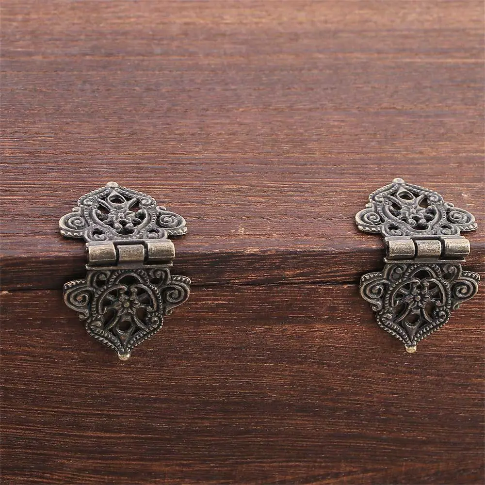 Hohle Blume Mini kleine robuste flache Schmucktruhe Geschenk Holz Spieluhr Weinkiste Puppenhaus Schranktürscharnier mit Schraube