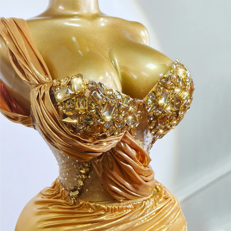 

The sexy golden rhinestone one-shoulder mermaid two-piece dress and the luxurious pleated cinched waist transparent mesh evening