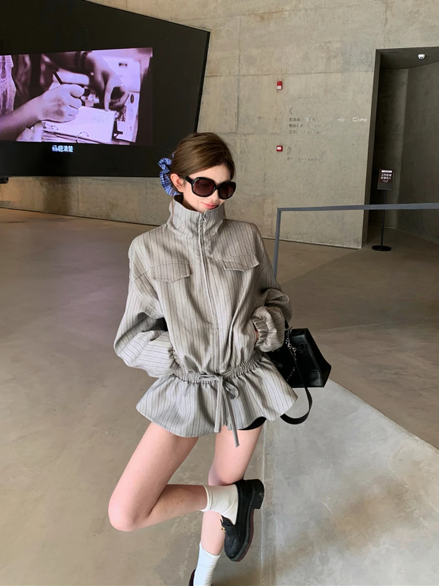 

Autumn New Korean Style Striped Stand Collar Trench Coat for Women with Waist Drawstring Design Zipper Short Jacket Women Tops