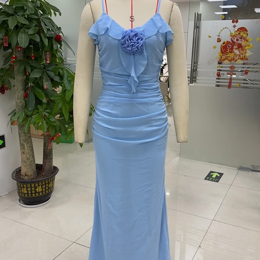 Abito lungo da donna elegante con scollo all'americana in tinta unita, applicazioni di fiori 3D, pieghe, cinturino per spaghetti, abito lungo senza schienale per la spiaggia