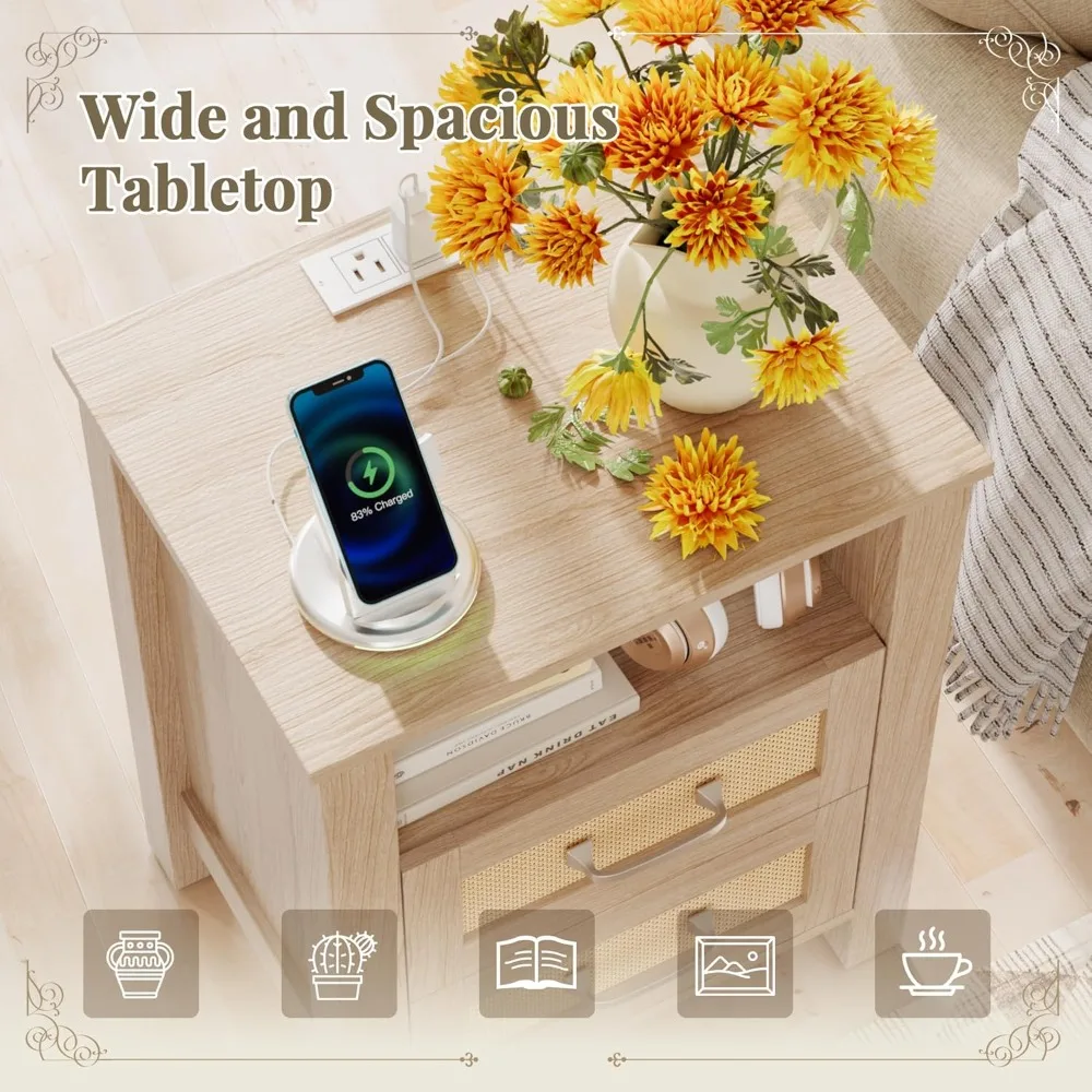 Meja Nakas Rotan 26 inci dengan Stasiun Pengisian Daya, 2 Laci & Rak Terbuka, Meja Samping Tempat Tidur Modern untuk Rumah