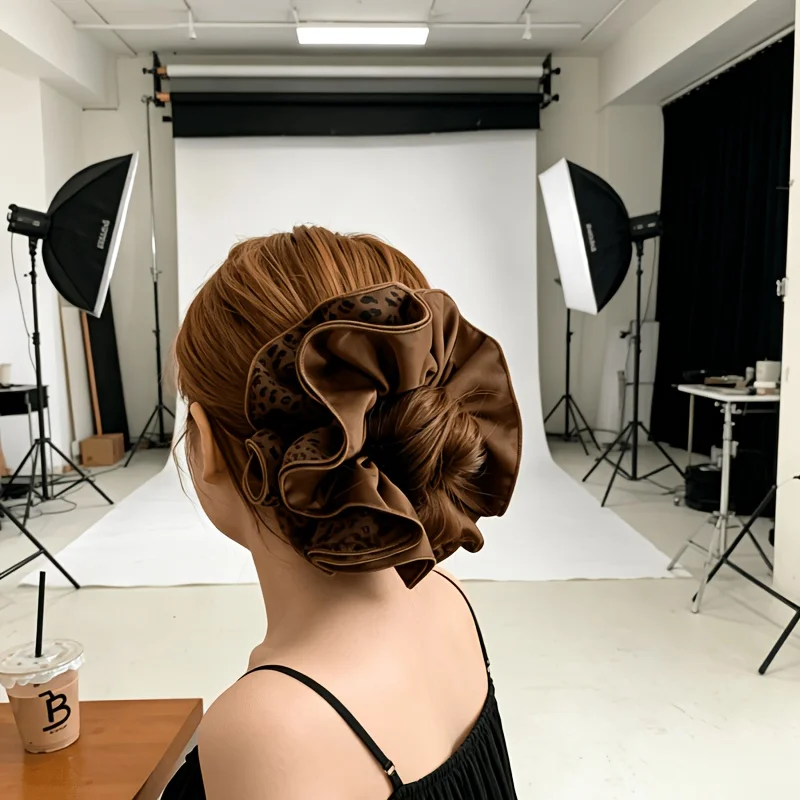 Vintage Leopard Print Satin Scrunchie, French Elegant Style, Suitable for Women Aged 20 to 45 Who Pursue a Sense of Sophistication Features Ab Double-Sided Design, One Side Is Leopard Print and the Other Is Solid Color. Four-Layer Thickened Design That Doesn'T Pull on the Hair, with a Smooth Satin Texture That Showcases Quality. Easily Create a Bun and a High Ponytail, Perfect for Everyday Commuting and Dating.