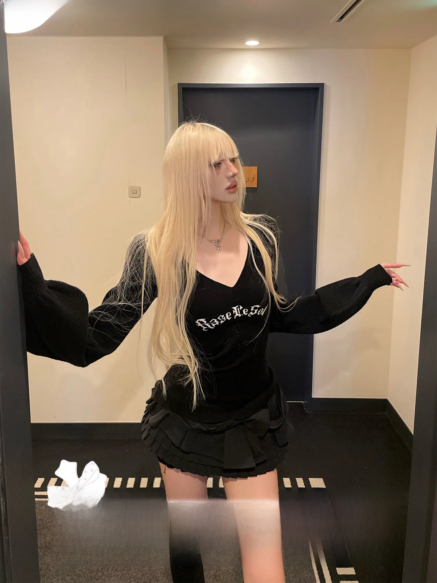 

Вязаный свитер Bla V-Ne 'Mystic Follower' от Rase Le Sol, с длинными рукавами, приталенный, повседневный, модный, стильный.