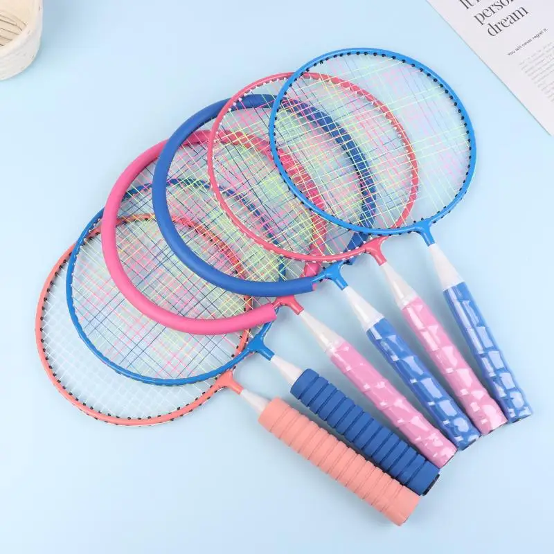장난감 더블 라켓 세트는 배낭을 운반하는 어린이 스포츠 장비 어린이 경량 배드민턴 라켓 가족 게임과 함께 제공됩니다.