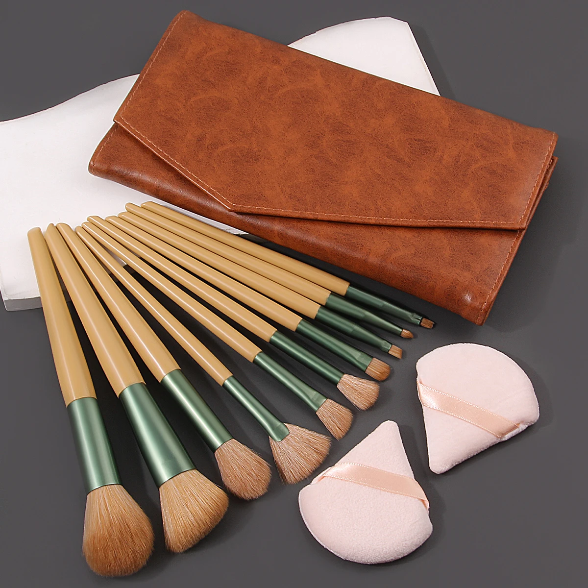 مجموعة كاملة من أدوات المكياج مكونة من 13 قطعة، وفرشاة مروحة لظلال العيون وحقيبة مكياج جلدية وبودرة إسفنجية
