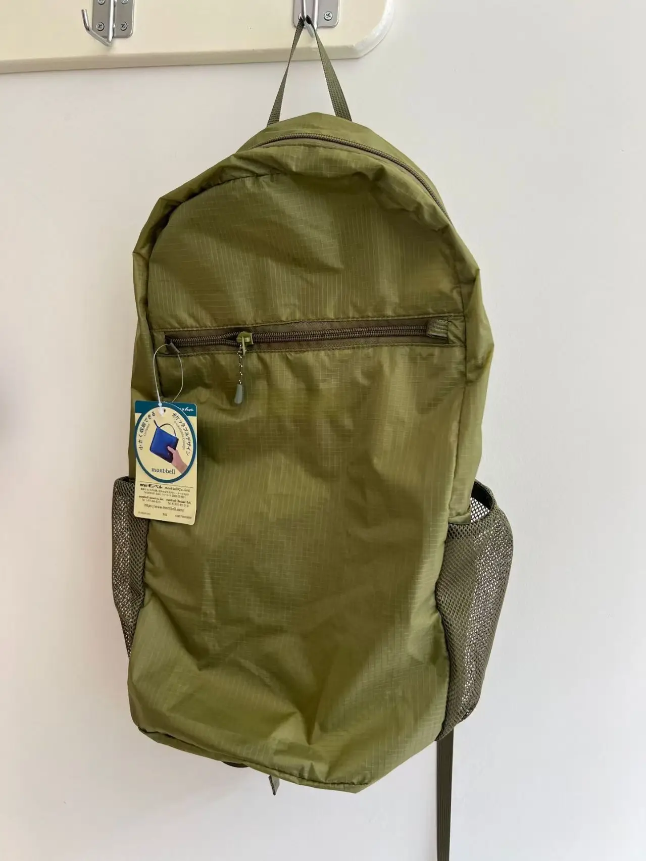 Mochila ligera de 15 litros de la marca Mont-Bell, ideal para actividades deportivas al aire libre y para el día a día, confeccionada en nailon impermeable, perfecta como bolso de viaje informal.