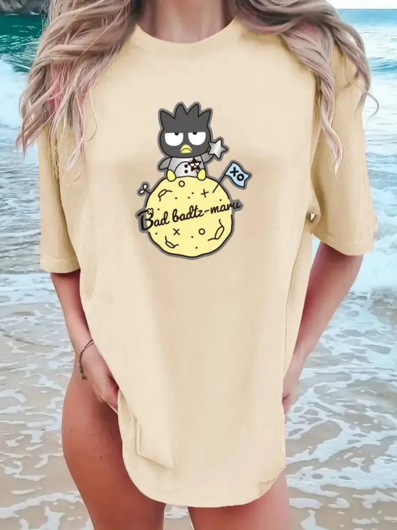 تي شيرت قطني من Badtz Maru Sanrio مطبوع عليه Badtz Maru على القمر مع عناصر النجمة والعلم من القطن الخالص الناعم للارتداء غير الرسمي