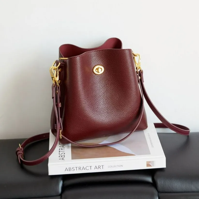 2026 New Japanese High-end Fashion Portable Women's Bag Commuting Versatile Single Shoulder Messenger Bucket Bag