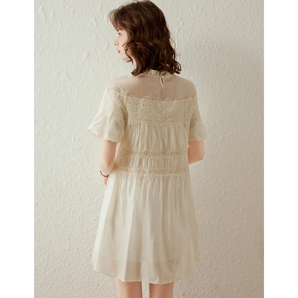 LOUIS YAO 2025 Zomer Zoete Veroudering Oorrand Ronde Hals Damesrok met Holle Kant Knijpen en Opvouwbare Dunne Jurk