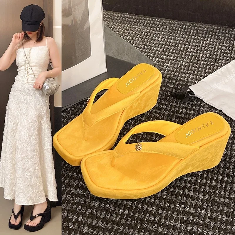 

A Petite, Height-increasing, Thick-soled, Slope-heel French Beauty High-heeled Flip-flops Are Worn on The Outside