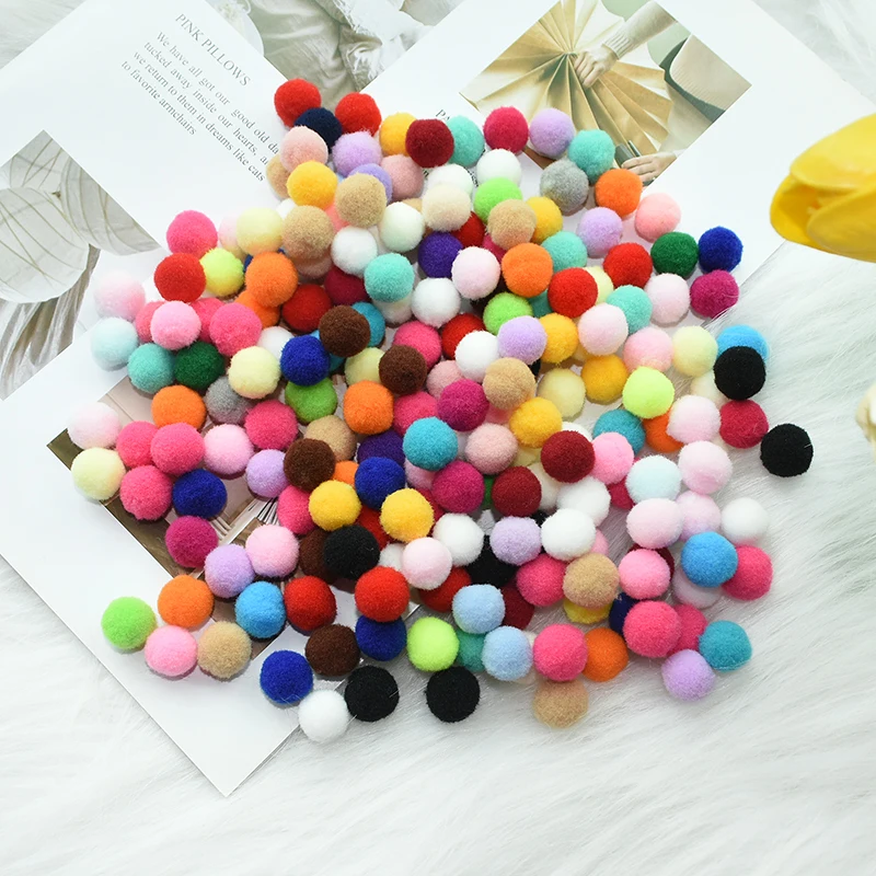 100pcs 15/20/25mm Soffice Soffice Pompon Palla FAI DA TE Del Bambino Fatti A Mano Giocattolo Bambola Indumento Materiale Da Cucire colore Pom Poms