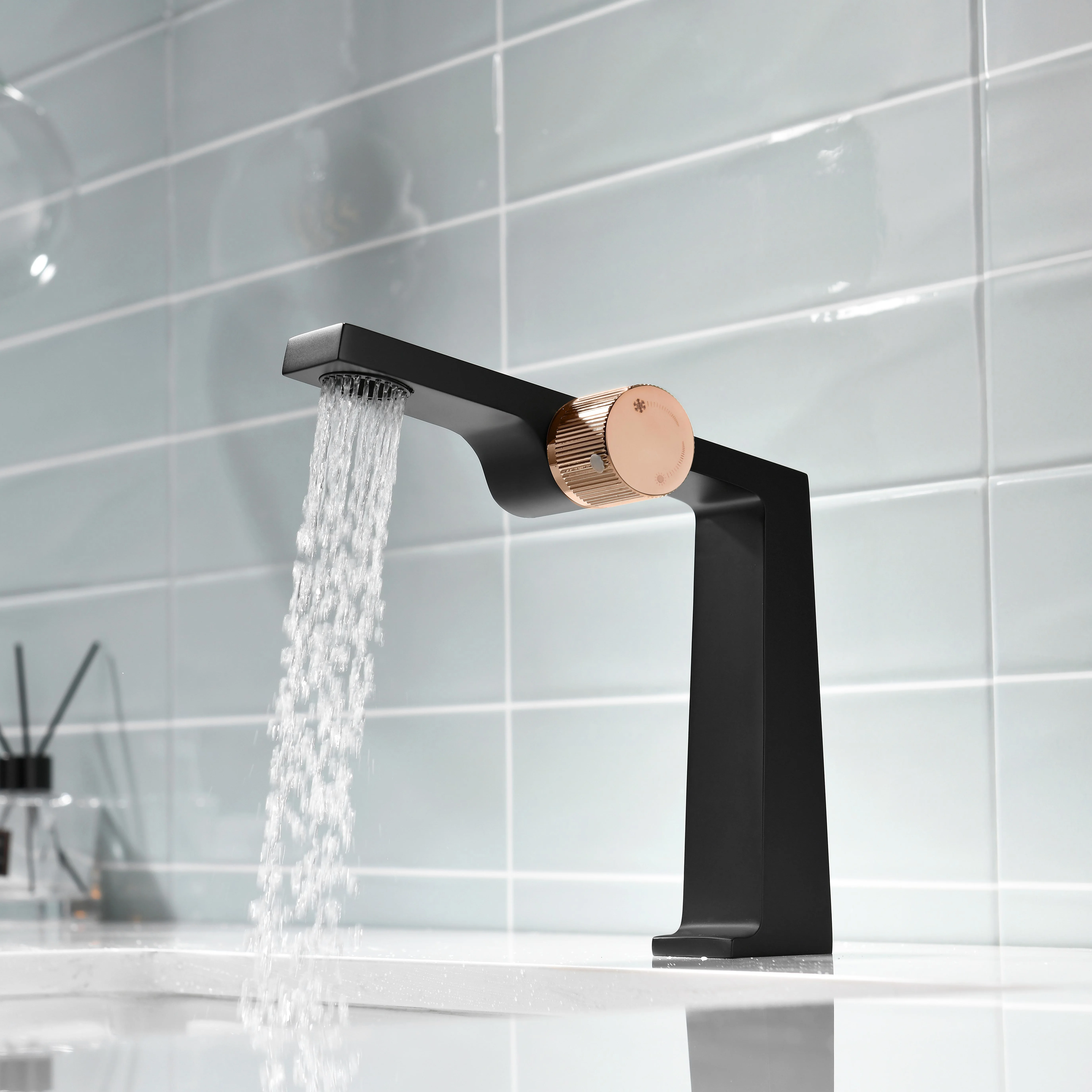 Modern Luxury Single-hole Deck-mounted Brass Bathroom Sink Faucet with Ceramic Cartridge