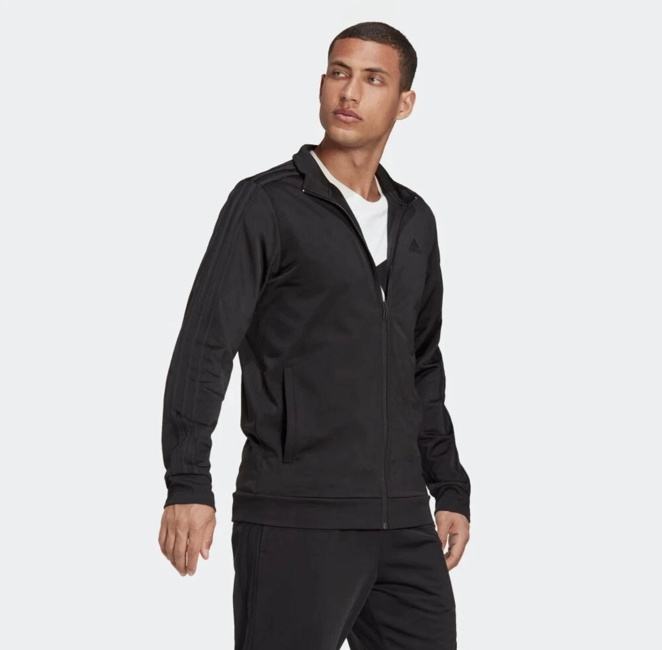 سترة رياضية بسحاب مطبوع عليها شعار الصدر بلون سادة من Adidas ESSENTIALS للرجال باللون الأسود