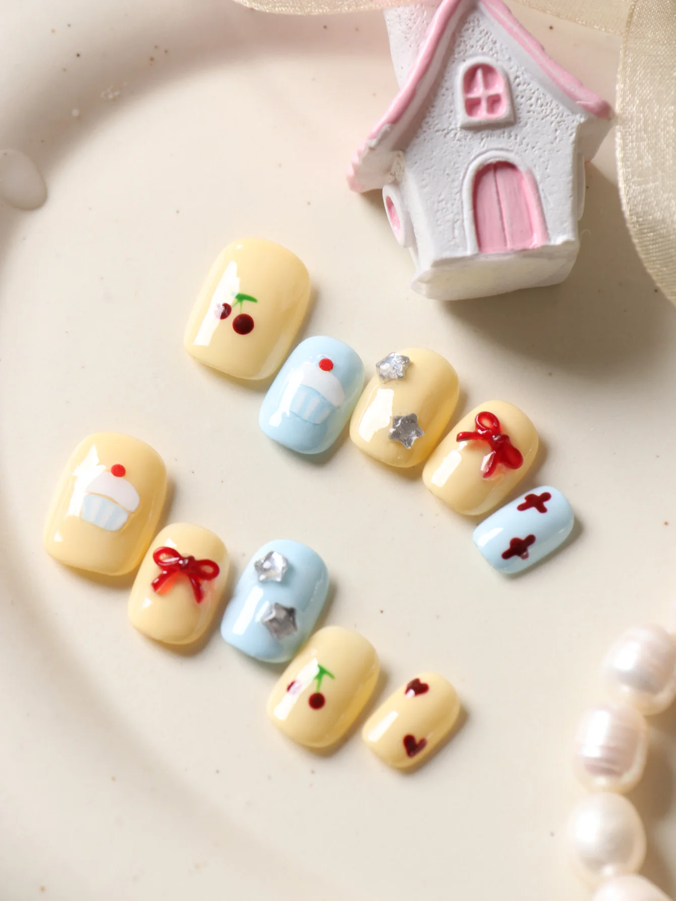 10 Stück kurze Acryl-Nägel zum Aufdrücken, gelb-blauer Kuchen, niedliche künstliche Nägel, inklusive 1 Blatt Klebelaschen und 1 Stück Mini-Feile