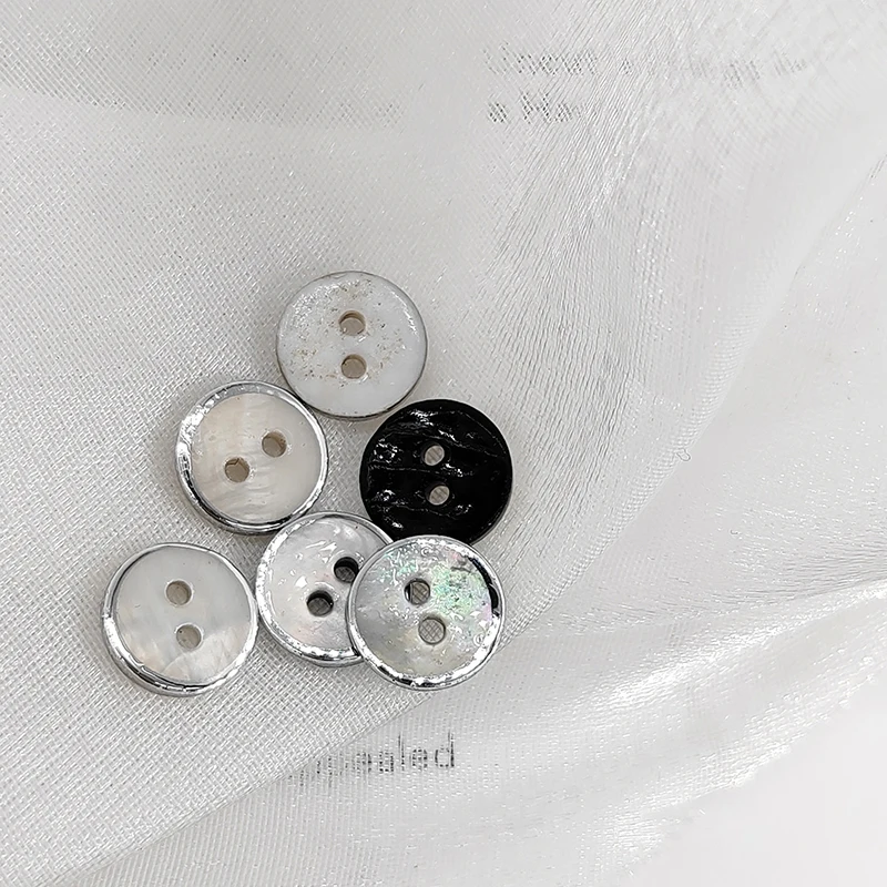 10.5/11.5 مللي متر جودة عالية أبيض أسود قذيفة الطبيعية 2 ثقوب أزرار خياطة من الملابس بالجملة موضة ديكور الفضة الخياطة DIY بها بنفسك