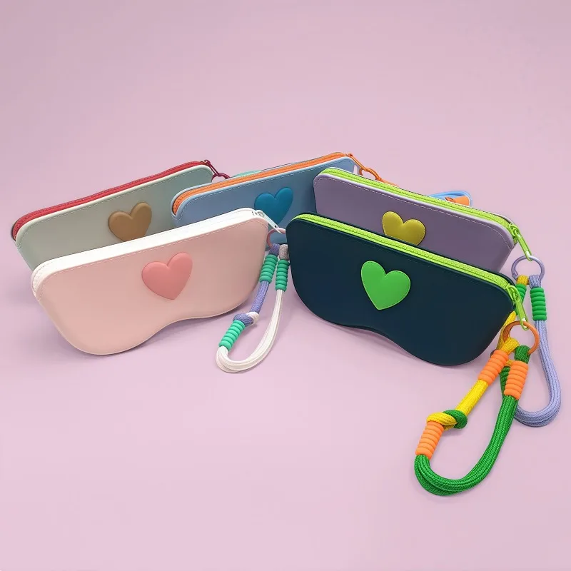 2026 Fashion Love-themed Silicone Eyeglass Storage Bag, New with A Clasp, Fashionable Portable Sunglasses Storage Bag