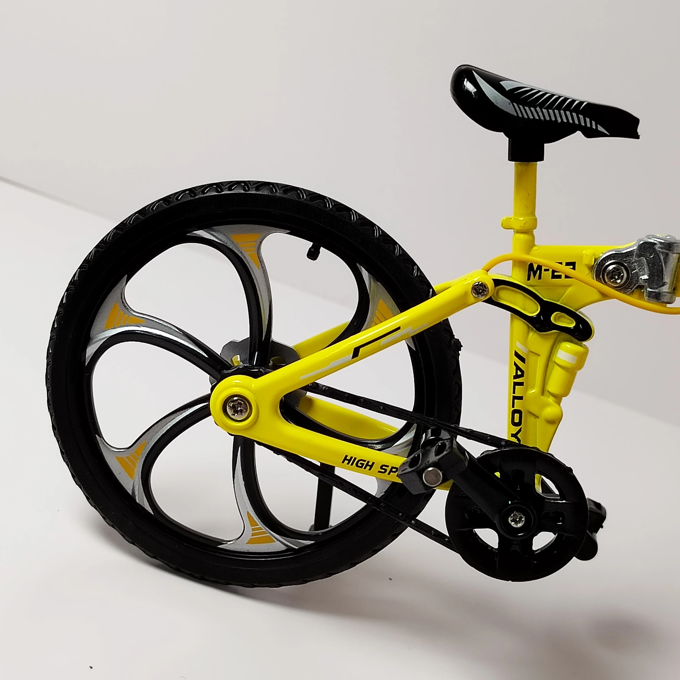 Modèle de vélo de doigt de simulation en métal moulé sous pression, vélo jaune, vélo pliable, cadeaux de collection, jouet pour garçon, 1:8