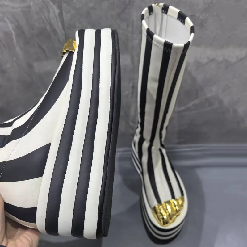 أحذية نسائية إبداعية بخمسة أصابع مخططة للسيدات من جلد الغنم ونعل سميك وسحاب مقاوم للماء وخياطة بتصميم مرن