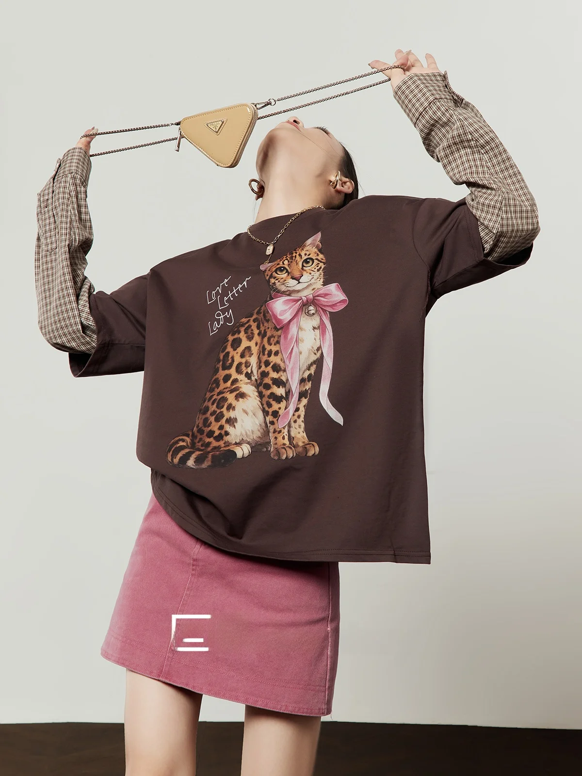 

Свободная повседневная кофейная футболка для женщин, новинка весенней коллекции, с принтом-коллажем из букв, удобная, свободного кроя, с длинными рукавами, средней посадки на талии