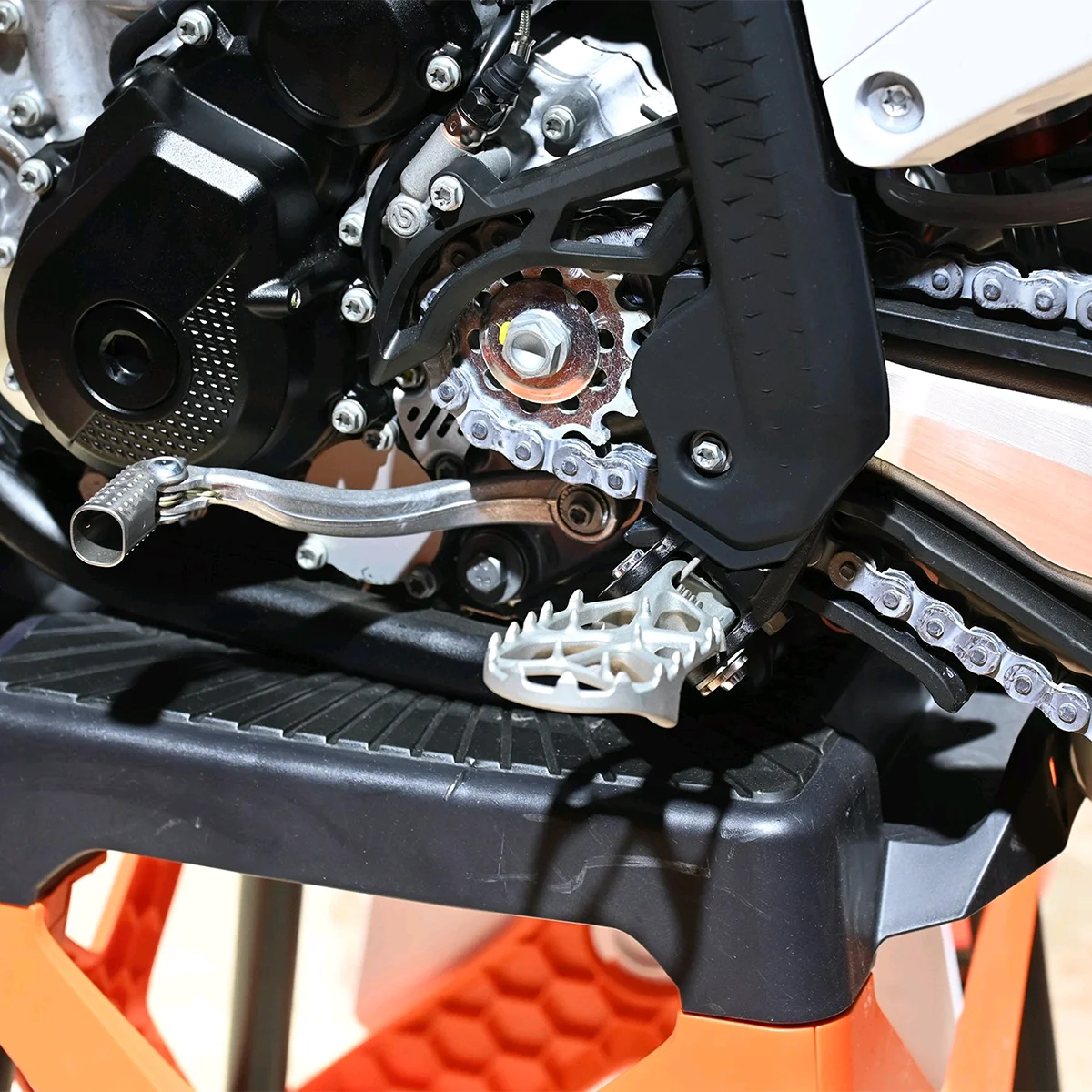 

Front Engine 420# 10T 11T 12T 13T 14T 15T 16T 17T 18T 19T Teeth 17MM 20MM Chain Sprocket With Retainer Plate Locker