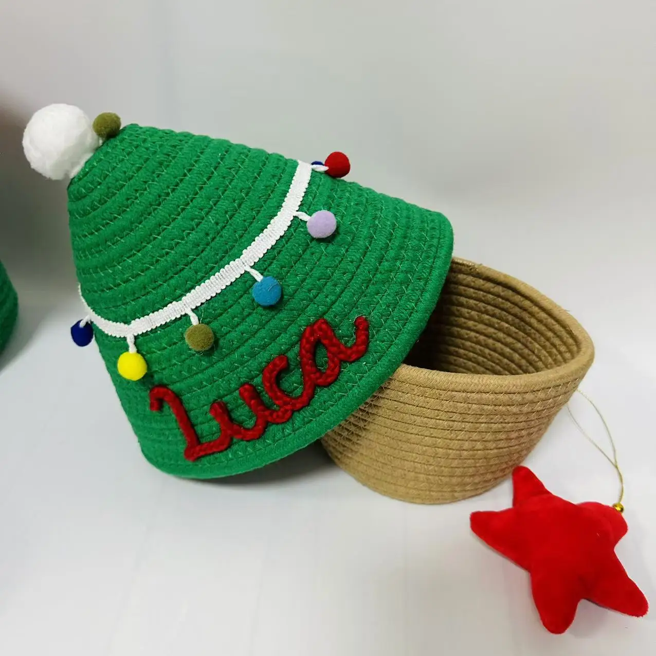 Immagine 4: Nome personalizzato per il nuovo stile 2024 Cestino portaoggetti per caramelle natalizie realizzato con decorazioni tessute fatte a mano con coperchio Ornamento per albero di Natale
