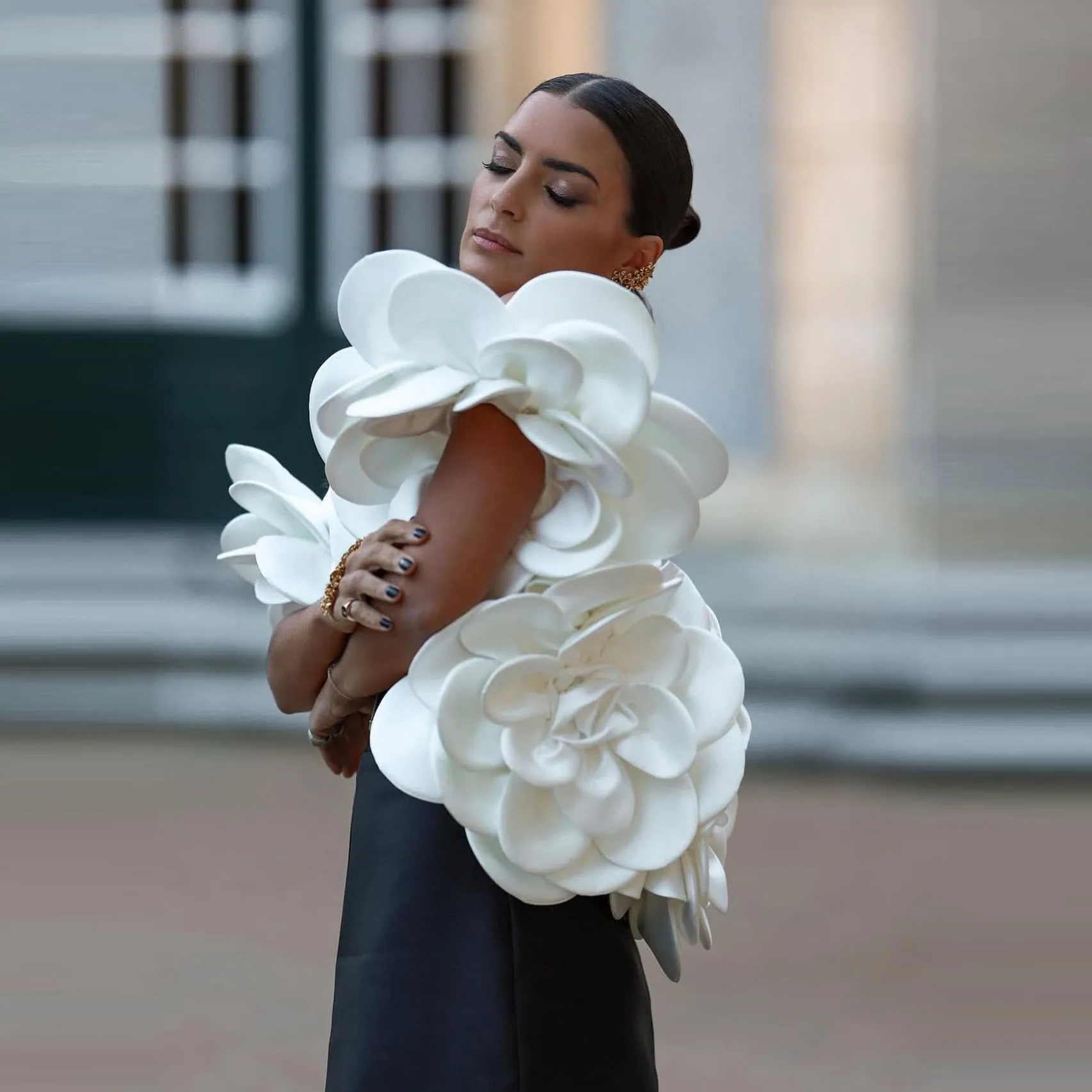 

Эффектное пальто с цветочным принтом Garde, структурированное черное 3D белое цветочное аппликация, модная вечеринка 2024, уникальная дизайнерская верхняя одежда, весна-осень